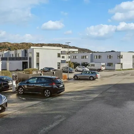 Apartment Newer Townhouse With Proximity To A Communal Outdoor Area *